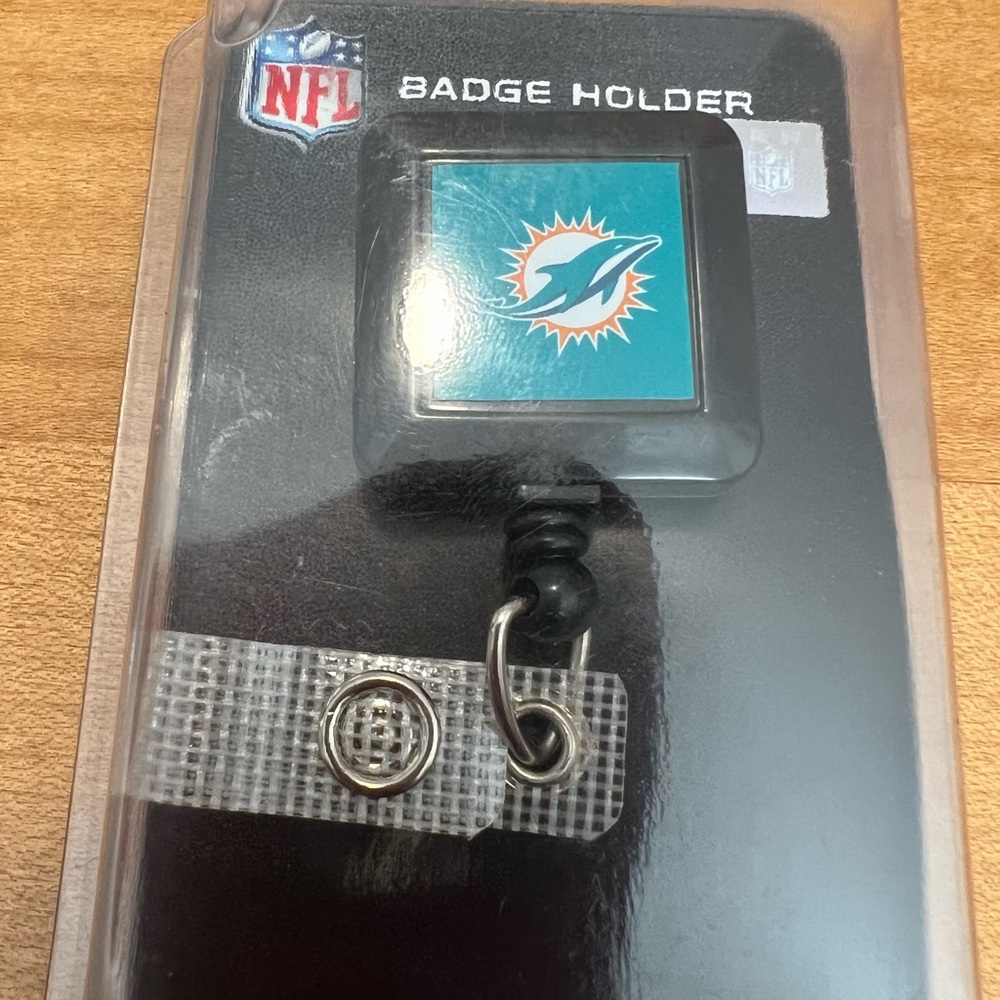 ONE BRAND NEW OFFICIALLY LICENSED NFL MIAMI DOLPHINS BADGE HOLDER CTM5